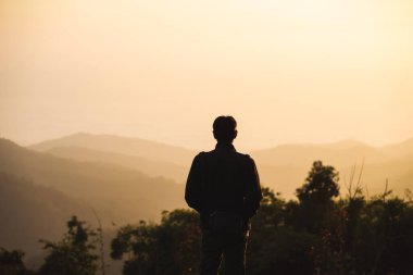 İnsanlarla manzara ve seyahat konsepti sabah gündoğumunu, dağ katmanını ve ormanlı sisi görün.