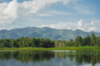 seyahat ve insan etkinliği kavramı bulut ve gökyüzü ile dağ ve göl ön planda