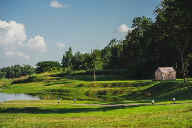 seyahat ve insan etkinliği kavramı çim üzerinde kamp yapmak dağ ve göl ön planda.