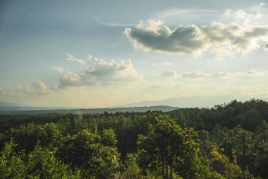 seyahat ve insan faaliyeti kavramı bulut ve gökyüzü ile dağ ve orman arka planı