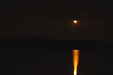 seyahat ve insan etkinliği kavramı alacakaranlık gökyüzü ile göldeki dağ yansıması gün batımından önce