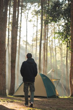 seyahat ve insanların aktivite konsepti Asyalıların dağdaki tropikal ormanda yürüyüş yapmalarıdır.