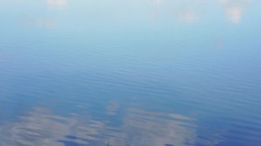 seyahat ve insan etkinliği kavramı güneş doğarken gökyüzü ve göl sabahları yansıyor.