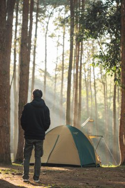 seyahat ve insanların aktivite konsepti Asyalıların dağdaki tropikal ormanda yürüyüş yapmalarıdır.