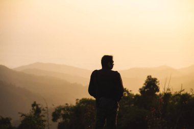 İnsanlarla manzara ve seyahat konsepti sabah gündoğumunu, dağ katmanını ve ormanlı sisi görün.