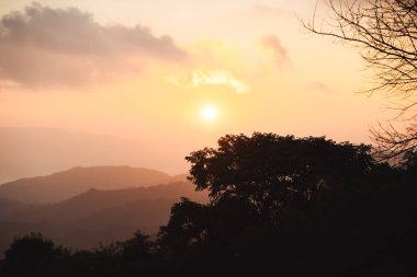 Manzara ve seyahat kavramı, dağdaki ormanla birlikte gün doğumuyla birlikte.
