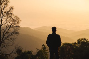 İnsanlarla manzara ve seyahat konsepti sabah gündoğumunu, dağ katmanını ve ormanlı sisi görün.