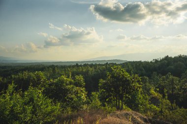 seyahat ve insan faaliyeti kavramı bulut ve gökyüzü ile dağ ve orman arka planı