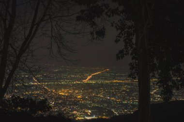 Şehir arka planında kamp çadırı olan manzara ve seyahat konsepti
