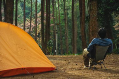 Asyalı bir adamla kamp yapmak ve bahar mevsiminde güneşin doğuşuyla birlikte pembe kiraz ağacı ve çam ağacı görmek.