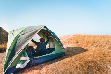 Doğa yürüyüşçüleri bahar ve yaz mevsimlerinde dağın tepesinde kamp kurar.