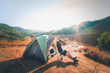 Doğa yürüyüşçüleri bahar ve yaz mevsimlerinde dağın tepesinde kamp kurar.