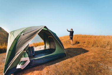 Doğa yürüyüşçüleri bahar ve yaz mevsimlerinde dağın tepesinde kamp kurar.