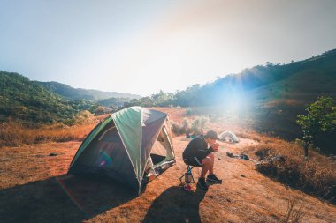 Doğa yürüyüşçüleri bahar ve yaz mevsimlerinde dağın tepesinde kamp kurar.