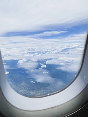 şehir ve güzel gökyüzü ile uçak penceresinden seyahat ve ulaşım kavramı