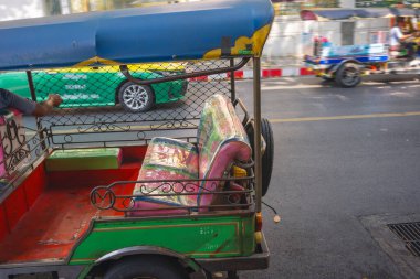İnsanlarla tek başına seyahat etmek yaz mevsiminde Bangkok Tayland 'da şehir hayatını görmek