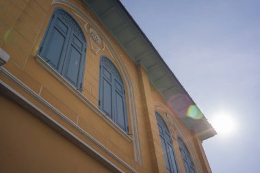 İnsanlarla tek başına seyahat etmek yaz mevsiminde Bangkok Tayland 'da şehir hayatını görmek