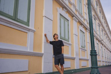 İnsanlarla tek başına seyahat etmek yaz mevsiminde Bangkok Tayland 'da şehir hayatını görmek