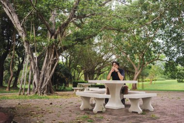 Yaz mevsiminde parkta ağaçla sağlık konsepti