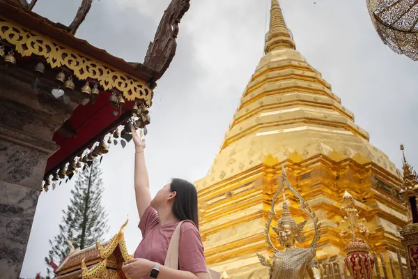 Asyalı kadınlar yaz mevsiminde Chiangmai Tayland 'da küçük tapınaklara seyahat eder ve dokunurlar.