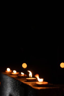 Yeni yıl Tayland kültürü ve fener festivali konsepti. Bokeh arkaplanlı küçük fenerlerin ışığı.