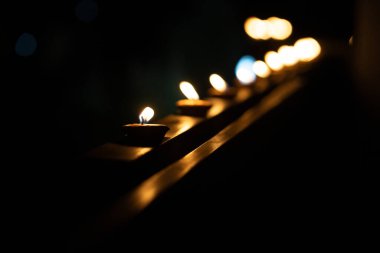 Yeni yıl Tayland kültürü ve fener festivali konsepti. Bokeh arkaplanlı küçük fenerlerin ışığı.