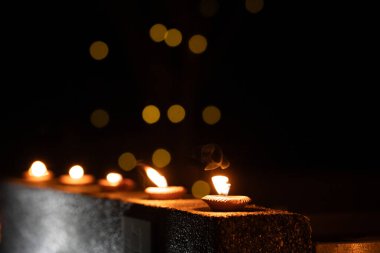 Yeni yıl Tayland kültürü ve fener festivali konsepti. Bokeh arkaplanlı küçük fenerlerin ışığı.