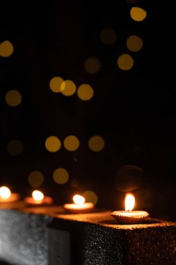 Yeni yıl Tayland kültürü ve fener festivali konsepti. Bokeh arkaplanlı küçük fenerlerin ışığı.