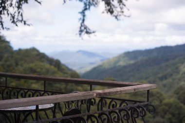 Dijital göçebe konsepti. Kahvehane manzaralı ahşap teras.