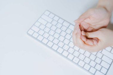 Ofiste ağrı ve ağrıdan sonra el ve parmak masajı beyaz izole edilmiş arka planla çalışıyor.