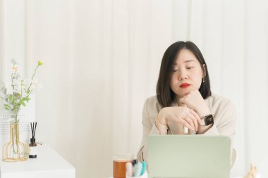 Asyalı iş adamı ve yazar kadın yeni bir fikir üretiyor ve internette buluşuyorlar.