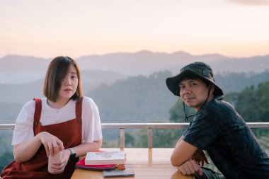 Asyalı çift, balayı seyahatleri ve dağ geçmişiyle rahatlar.