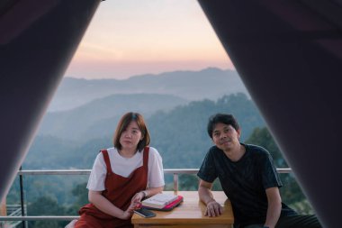 Asyalı çift, balayı seyahatleri ve dağ geçmişiyle rahatlar.