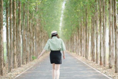 Asyalı kadın bahar mevsiminde gezmekten ve dışarıda dinlenmekten memnun.