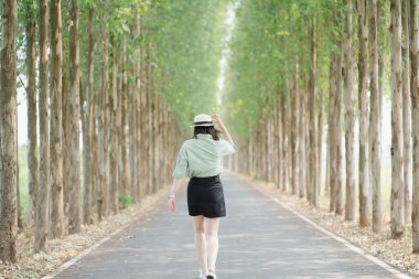 Asyalı kadın bahar mevsiminde gezmekten ve dışarıda dinlenmekten memnun.