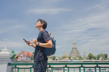 Asyalı bir adamla tek başına seyahat etmek yaz mevsiminde Bangkok Tayland 'da şehir hayatını görmek