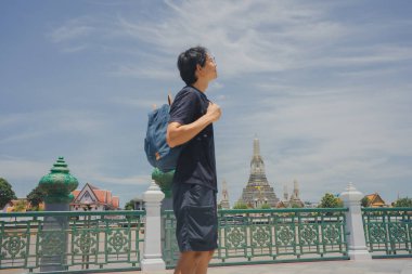 Asyalı bir adamla tek başına seyahat etmek yaz mevsiminde Bangkok Tayland 'da şehir hayatını görmek