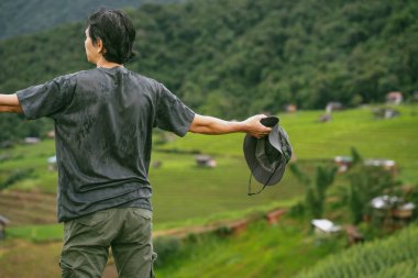 Kamp yapan ekoloji gezisi, yağmur mevsiminde Chiangmai Tayland 'daki pirinç tarlasında dinlenir.