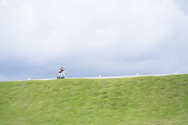 Kadınlarda rahatlama ve sağIık kavramı bahçede yolda ve yağmur mevsiminde Chiangmai Tayland 'da dağ arka planında oturur.