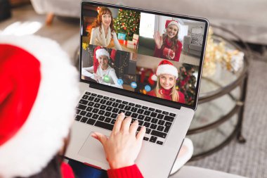 Kafkasyalı kadın çeşitli insanlarla yılbaşı videosu çekiyor. İletişim teknolojisi ve noel, dijital kompozit görüntü.