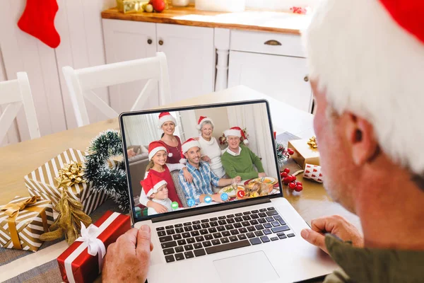 高级高加索人男子有圣诞节视频通话与高加索家庭 通信技术和圣诞节数字合成图像 — 图库照片