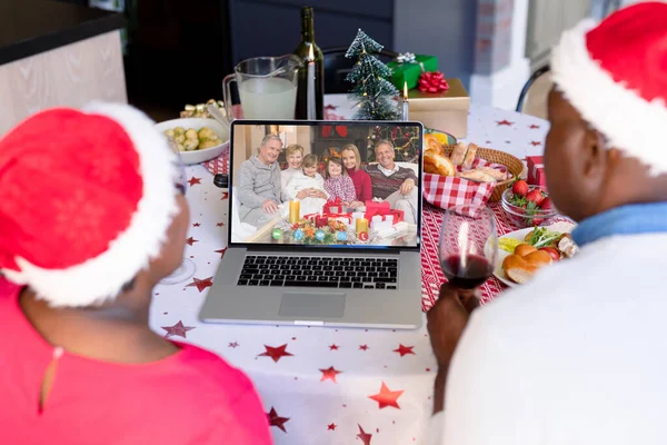 Vanhempi Afrikaanipari Jolla Videopuhelu Valkoihoisen Perheen Kanssa Viestintätekniikka Joulu Digitaalinen — kuvapankkivalokuva