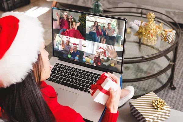 Biała Kobieta Świąteczną Rozmowę Wideo Różnymi Ludźmi Technologia Komunikacyjna Boże — Zdjęcie stockowe