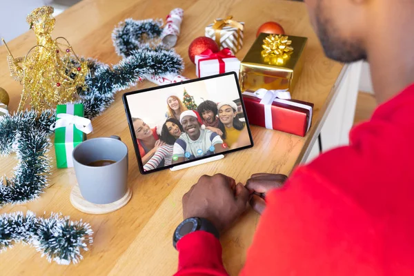 黑人男子有圣诞节视频电话与不同的人 通信技术和圣诞节数字合成图像 — 图库照片