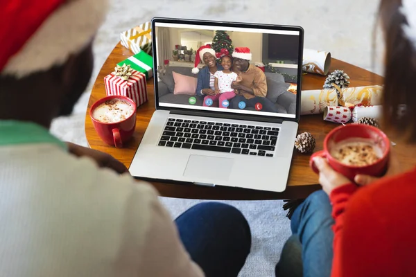 不同的夫妇有圣诞节视频通话与非洲裔美国人的家庭 通信技术和圣诞节数字合成图像 — 图库照片