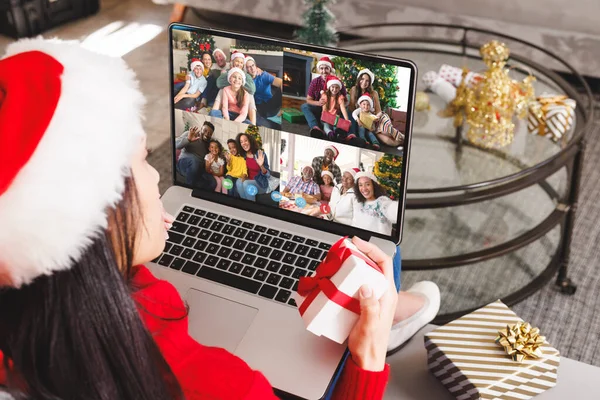 白人妇女与不同的人有圣诞节视频通话 通信技术和圣诞节数字合成图像 — 图库照片