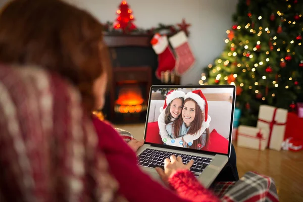 笔记本电脑在靠背椅上 在圣诞节期间在家打字在客厅里的红发女郎 — 图库照片