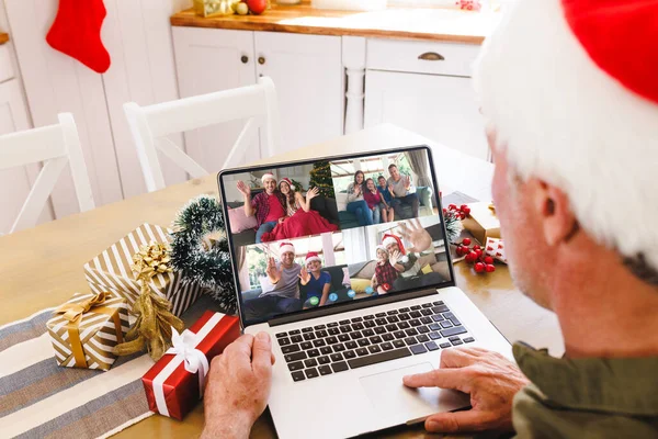 Hombre Caucásico Mayor Que Tiene Videollamada Navidad Con Diversas Personas — Foto de Stock
