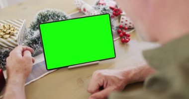 Kafkasyalı kıdemli bir adam fotokopi için tablet video kullanıyor. İletişim teknolojisi ve noel, dijital kompozit video.