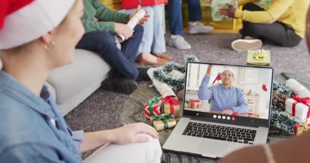 Zróżnicowane Przyjaciółki Kapeluszach Mikołaja Rozmawiające Przez Laptopa Facetem Rasizmem Święta — Wideo stockowe